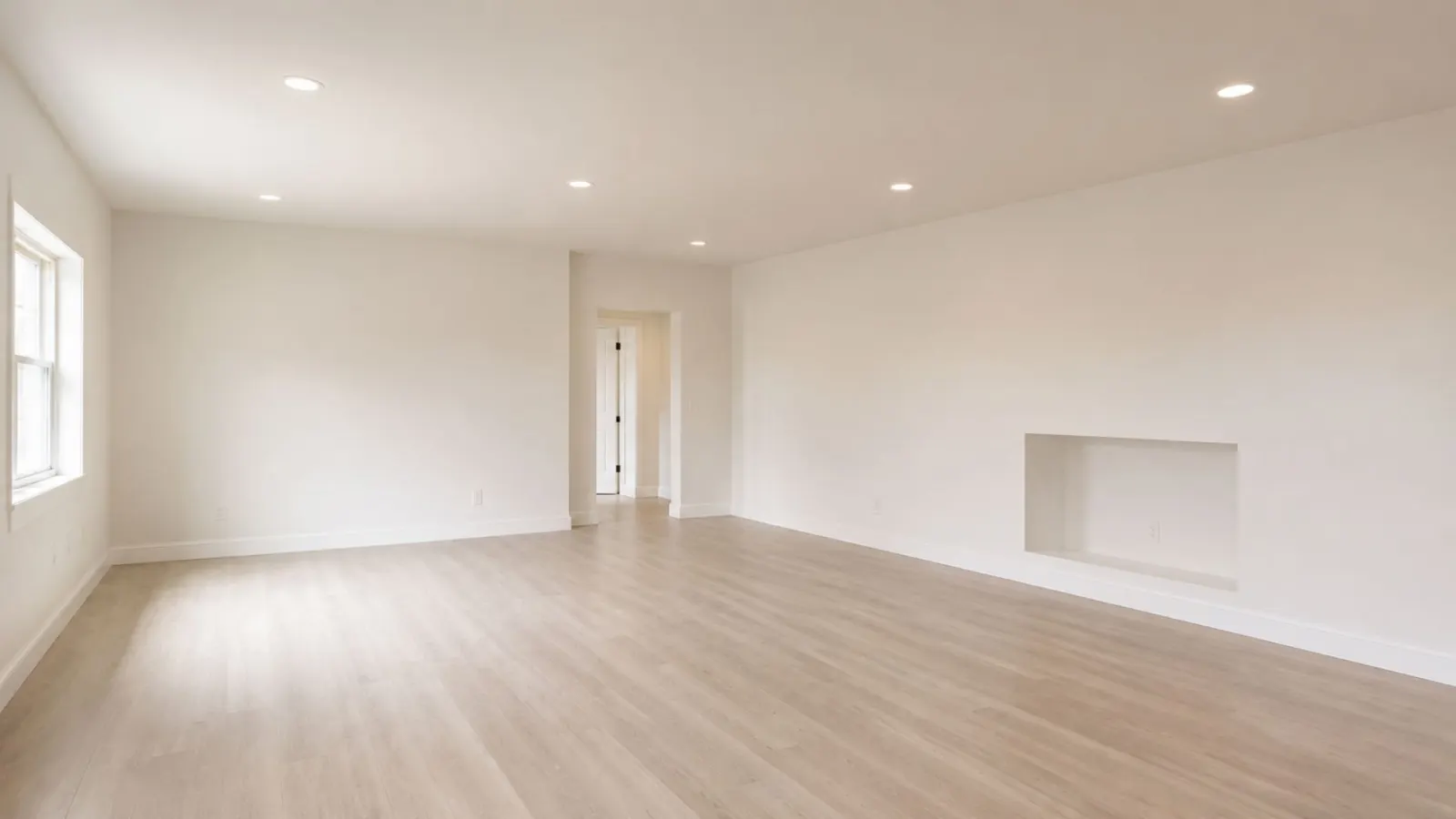 Fertig verspachtelter und gestrichener Wohnraum mit Boden und Wandnische nach dem Innenausbau